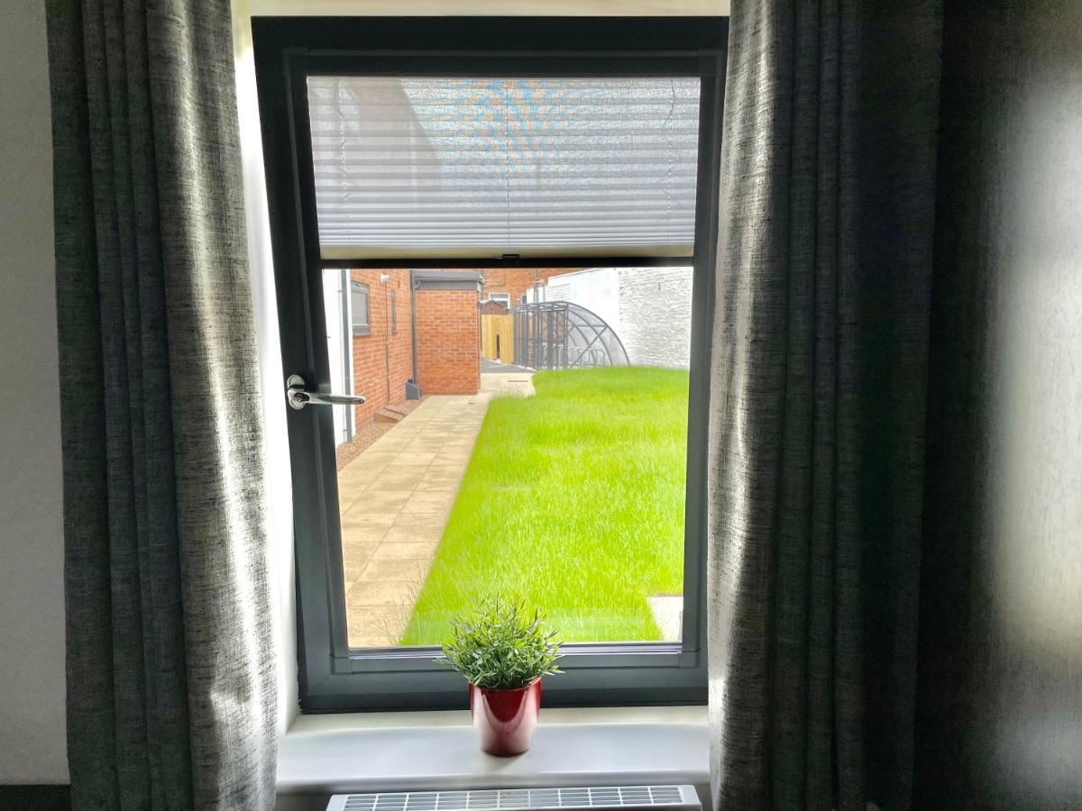 Garden View - 2 Bedroom Bungalowヨーク エクステリア 写真